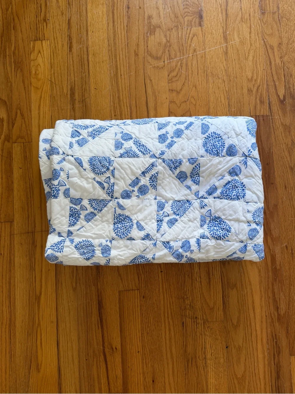 Lewis Home All Cotton Patchwork Quilt in Blowfish Pattern- Like New